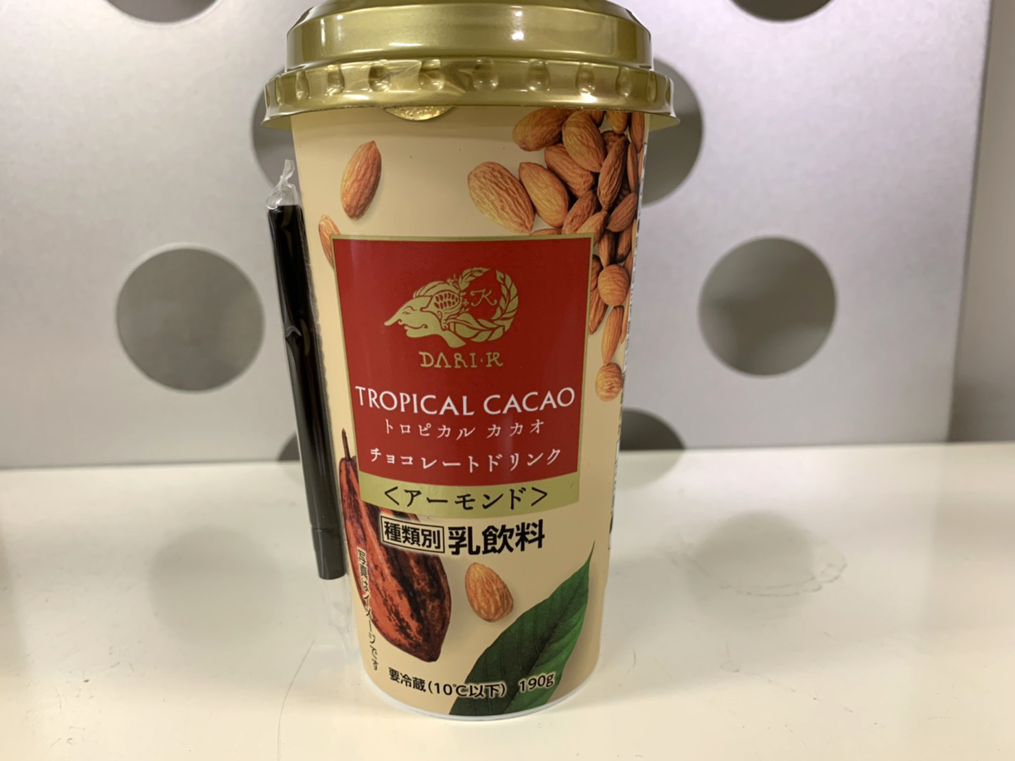 コンビニで買える ダリケーのトロピカルカカオチョコレートドリンク アーモンド コーヒー